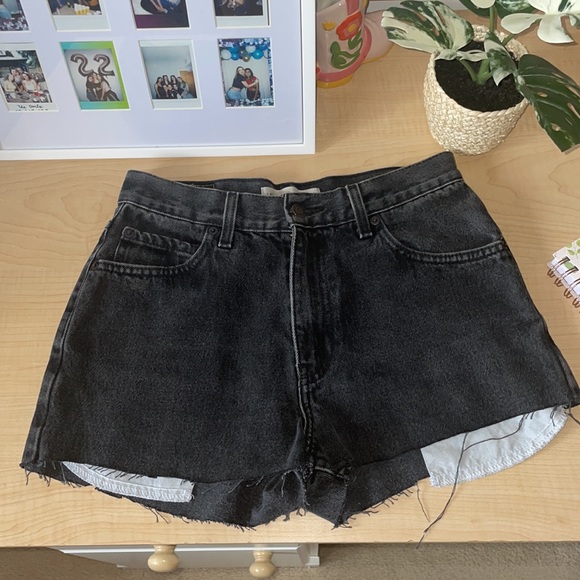 Vintage Signature Levi’s Black Denim Short Shorts | Size 30 Waist - Picture 2 of 9